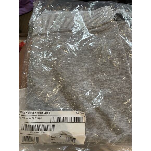 ALO Yoga Alosoft High-Waist Iconic 90's Capri in Athletic Heather Grey Small - Picture 2 of 2